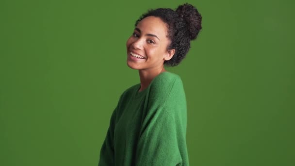 Glimlachende Afrikaanse Vrouw Groen Shirt Poseren Groene Studio — Stockvideo