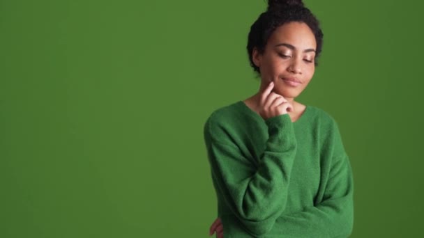 Glimlachende Afrikaanse Vrouw Groen Shirt Kijken Naar Zijkant Groene Studio — Stockvideo