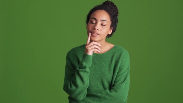 Mujer Africana Pensativa Camisa Verde Dando Respuesta Positiva Estudio Verde — Vídeos de Stock