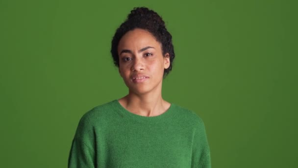 Yeşil Gömlekli Hoşnutsuz Afrikalı Kadın Yeşil Stüdyodaki Bir Şeye Katılmıyor — Stok video