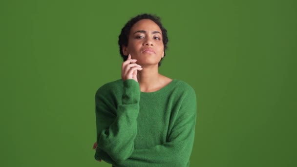 Displeased African Woman Green Shirt Giving Negative Answer Green Studio — Stock Video