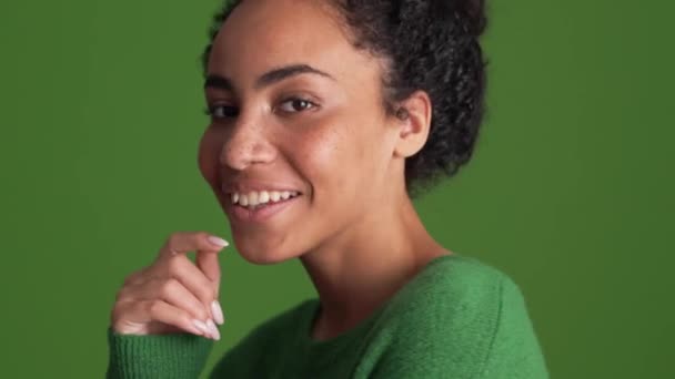 Mujer Africana Alegre Camisa Verde Posando Estudio Verde — Vídeo de stock