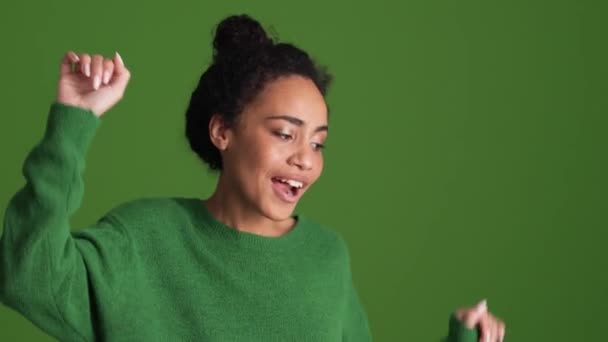 Femme Africaine Souriante Chemise Verte Dansant Dans Studio Vert — Video
