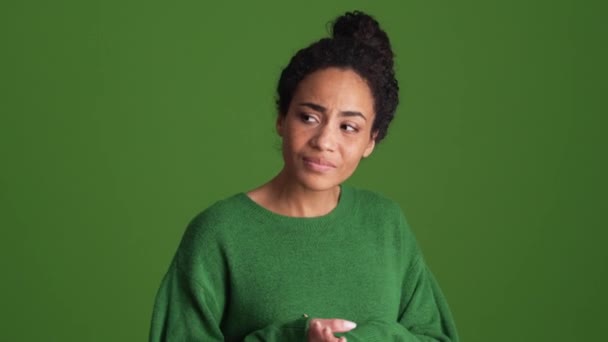 Afrikaanse Vrouw Groen Shirt Spreidt Haar Armen Naar Zijkant Groene — Stockvideo