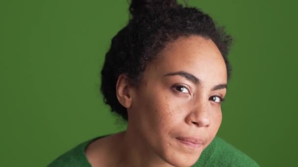 Radosna Afrykanka Zielonej Koszuli Patrząca Twarz Kamerę Zielonym Studiu — Wideo stockowe