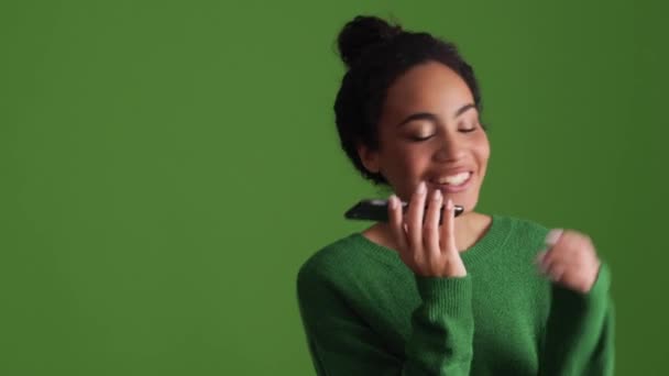 Donna Africana Sorridente Camicia Verde Che Registra Messaggio Vocale Telefono — Video Stock