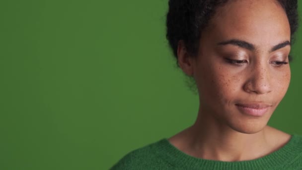 Portret Van Een Lachende Afrikaanse Vrouw Groen Shirt Groene Studio — Stockvideo