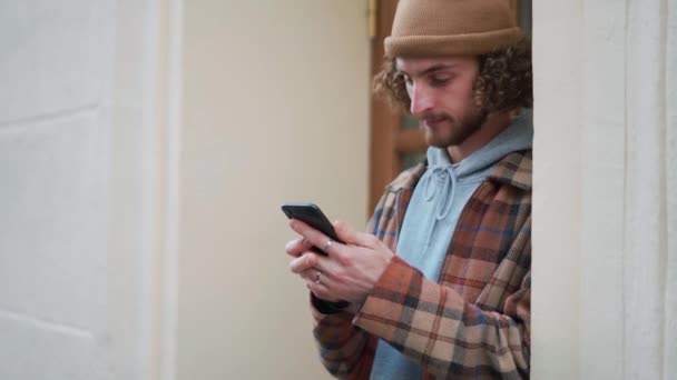 Pozytywny Kręcone Włosy Mężczyzna Smsy Przez Telefon Ulicy — Wideo stockowe