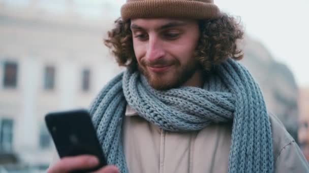 Pozytywne Kręcone Włosy Mężczyzna Smsy Przez Telefon Zewnątrz — Wideo stockowe