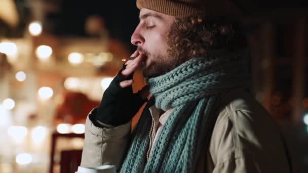 Красивый Кудрявый Мужчина Курит Пьет Кофе Открытом Воздухе Вечером — стоковое видео