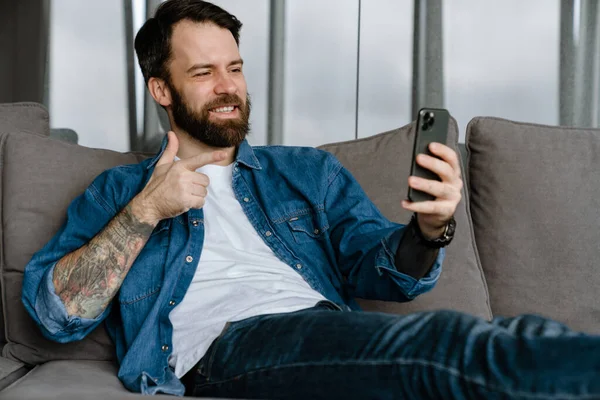 Bearded Man Pointing Finger His Cellphone While Taking Selsie Photo — Stock Photo, Image