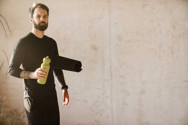 Homem Branco Barbudo Idade Média Segurando Garrafa Água Tapete Fitness — Fotografia de Stock