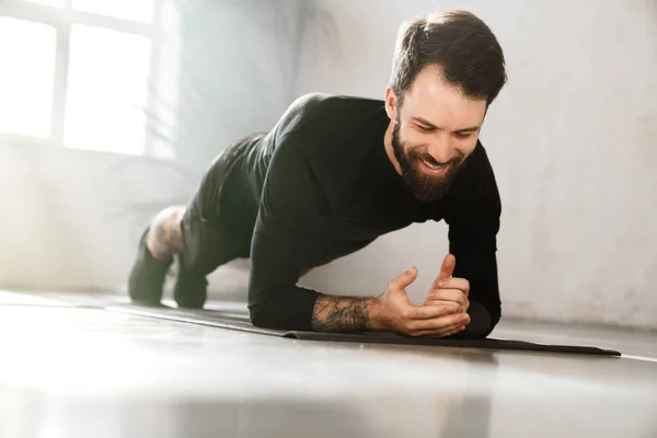 Sonriente Deportista Blanco Mediana Edad Haciendo Ejercicio Una Habitación Luminosa — Foto de Stock