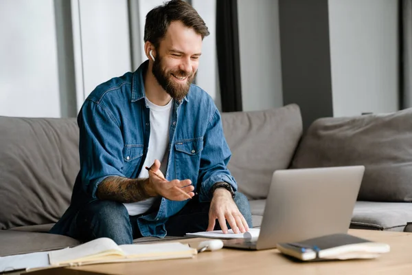 Bärtiger Europäischer Mann Arbeitet Mit Laptop Während Hause Auf Dem — Stockfoto