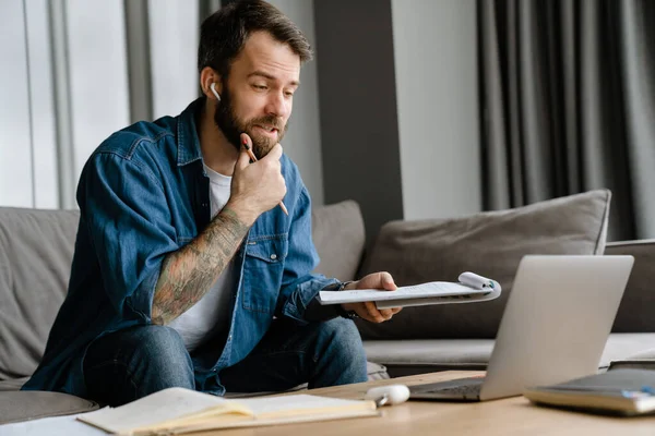 Homme Barbu Européen Travaillant Avec Ordinateur Portable Tout Étant Assis — Photo