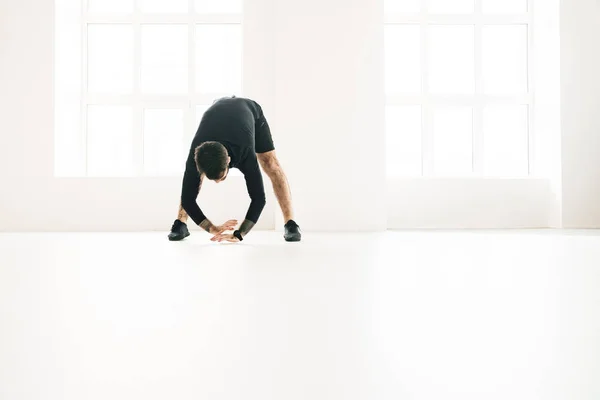 Zelfverzekerde Blanke Sportman Van Middelbare Leeftijd Die Een Lichte Ruimte — Stockfoto