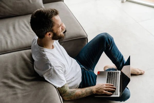 Homme Barbu Parlant Sur Son Téléphone Portable Travaillant Avec Ordinateur — Photo