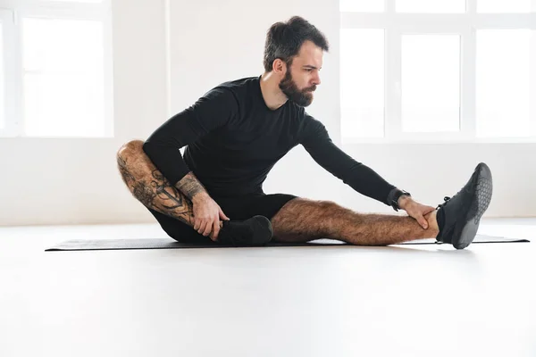 Esportista Branco Meia Idade Confiante Que Exercita Uma Sala Brilhante — Fotografia de Stock