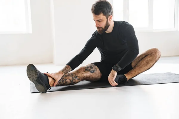 Esportista Barbudo Com Tatuagem Fazendo Exercício Enquanto Trabalhava Fora Dentro — Fotografia de Stock