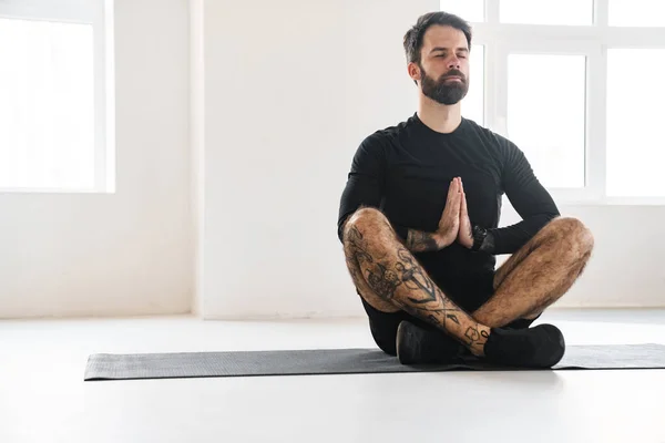 Esportista Barbudo Com Tatuagem Meditando Durante Prática Ioga Dentro Casa — Fotografia de Stock