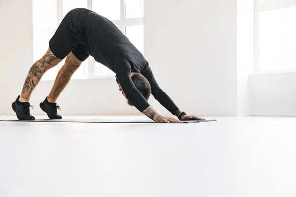 Sportif Barbu Avec Tatouage Faisant Exercice Pendant Pratique Yoga Intérieur — Photo