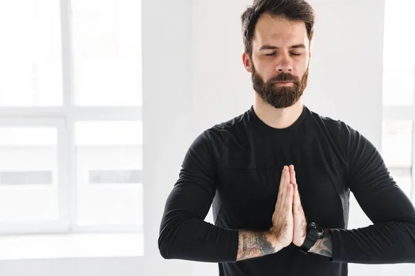 Esportista Barbudo Com Tatuagem Meditando Durante Prática Ioga Dentro Casa — Fotografia de Stock