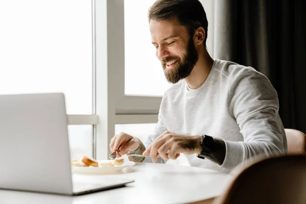 Homem Europeu Barbudo Trabalhando Com Laptop Enquanto Toma Café Manhã — Fotografia de Stock