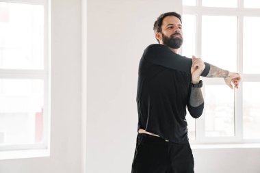 Gülümseyen esmer, beyaz adam spor giyim kuşamında el ele tutuşuyor.