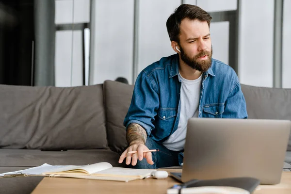 Barbudo Hombre Europeo Que Trabaja Con Ordenador Portátil Mientras Está — Foto de Stock