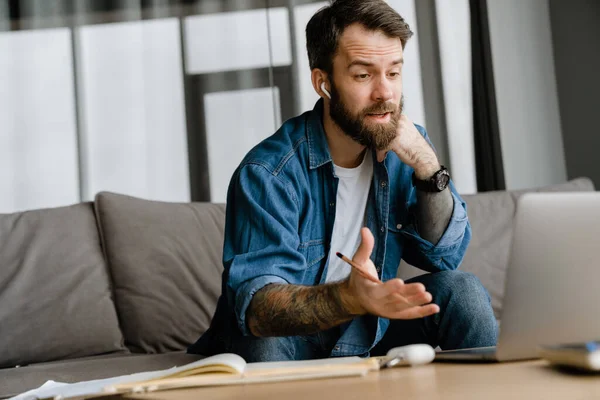 Barbudo Hombre Europeo Haciendo Gestos Trabajando Con Ordenador Portátil Mientras — Foto de Stock