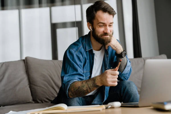 Barbudo Hombre Europeo Haciendo Gestos Trabajando Con Ordenador Portátil Mientras — Foto de Stock