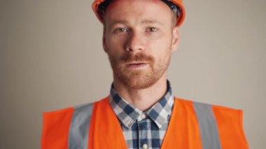 Yorgun mühendis gri stüdyoda kaskını çıkardı.