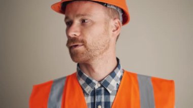 Gri stüdyoda ter silen yorgun mühendis.