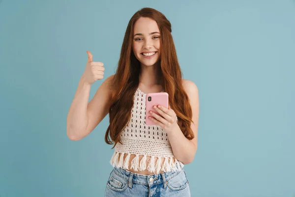 Молода Жінка Імбиром Показує Великий Палець Під Час Використання Мобільного — стокове фото