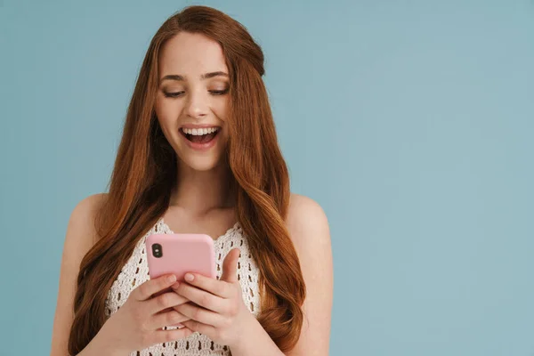 Jovem Mulher Gengibre Rindo Usar Telefone Celular Isolado Sobre Fundo — Fotografia de Stock