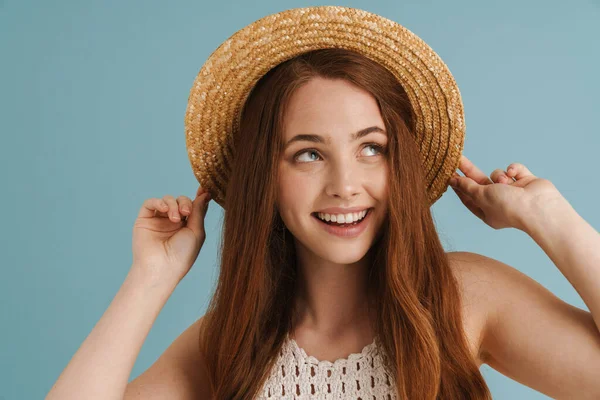 Νεαρή Κοκκινομάλλα Ψάθινο Καπέλο Χαμογελώντας Και Κοιτάζοντας Στην Άκρη Απομονωμένη — Φωτογραφία Αρχείου