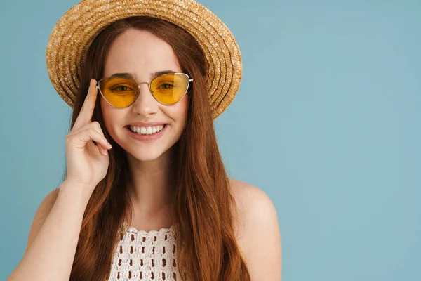 Jovem Mulher Gengibre Óculos Sol Sorrindo Olhando Para Câmera Isolada — Fotografia de Stock