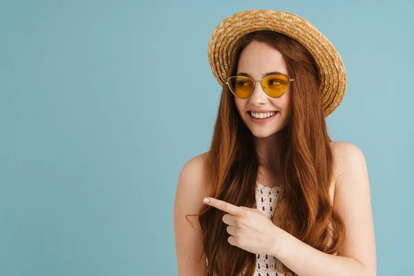 Jovem Mulher Gengibre Óculos Sol Sorrindo Apontando Dedo Isolado Sobre — Fotografia de Stock