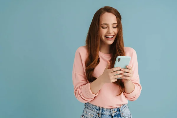 Jonge Gember Vrouw Glimlachen Het Gebruik Van Mobiele Telefoon Geïsoleerd — Stockfoto
