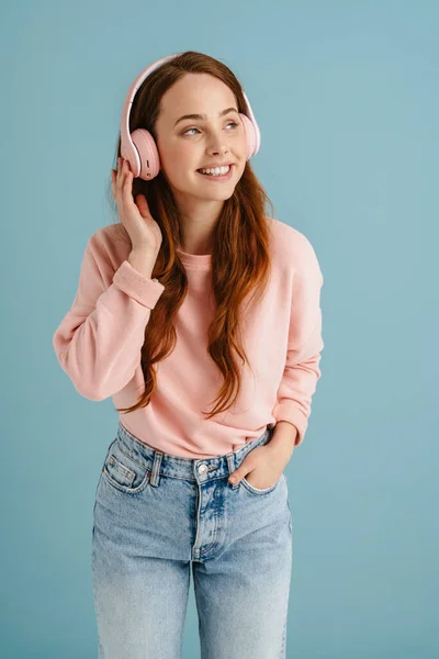 Young Ginger Woman Smiling While Listening Music Headphones Isolated Blue — Stock Photo, Image