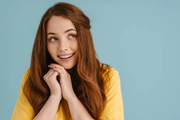 Jovem Mulher Branca Gengibre Sorrindo Olhando Para Lado Isolado Sobre — Fotografia de Stock