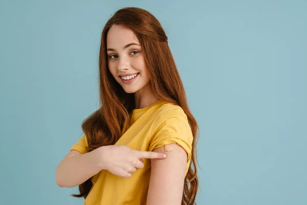 Junge Ingwer Weiße Frau Lächelt Und Zeigt Mit Dem Finger — Stockfoto