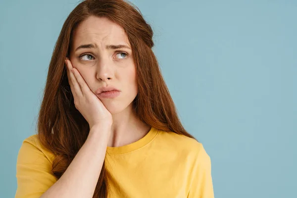 Jonge Gember Witte Vrouw Met Kiespijn Kijken Opzij Geïsoleerd Blauwe — Stockfoto