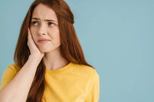 Jeune Femme Blanche Roux Avec Mal Dents Regardant Côté Isolé — Photo