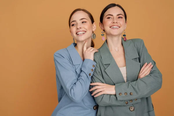 Две Улыбающиеся Элегантные Женщины Одетые Умные Куртки Позируют Рядом Изолированные — стоковое фото