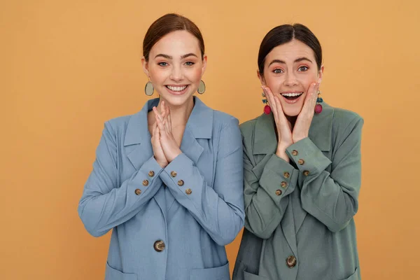 Jeunes Deux Femmes Portant Des Vestes Souriantes Regardant Caméra Isolée — Photo