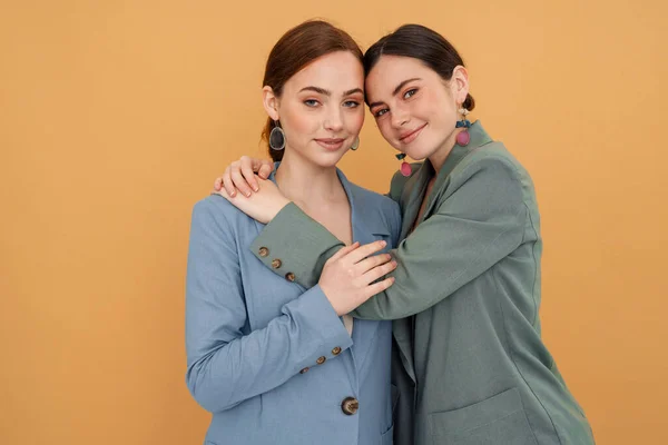 Jovens Duas Mulheres Vestindo Jaquetas Abraçando Sorrindo Para Câmera Isolada — Fotografia de Stock
