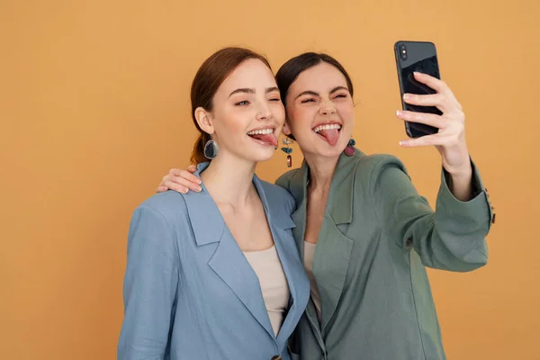 Unga Två Kvinnor Som Visar Sina Tungor Medan Tar Selfie — Stockfoto