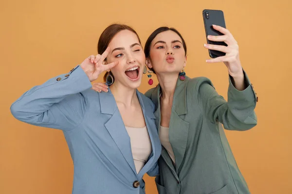 Νεαρές Δύο Γυναίκες Χειρονομούν Ενώ Βγάζουν Selfie Στο Κινητό Που — Φωτογραφία Αρχείου