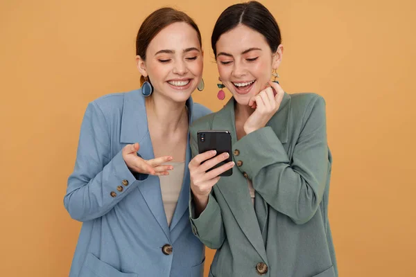 Mladé Dvě Ženy Gestikulace Při Použití Mobilního Telefonu Izolované Přes — Stock fotografie